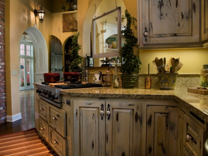 modele de cuisine, cuisine actuelle, plantes vertes, murs jaunes, mur en brique, armoire shabby chic, lanterne