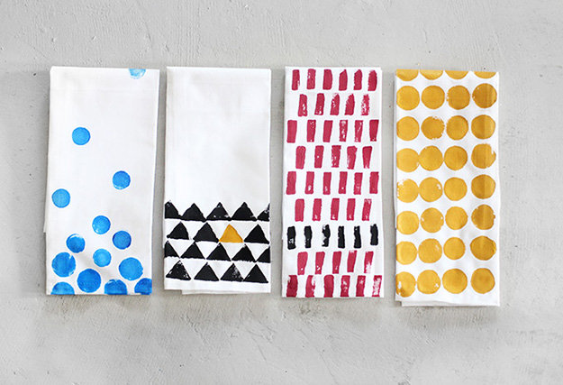 idée comment customiser des serviettes, tampons à motifs divers, triangles, cercles, rectangles, activité créative pour adultes