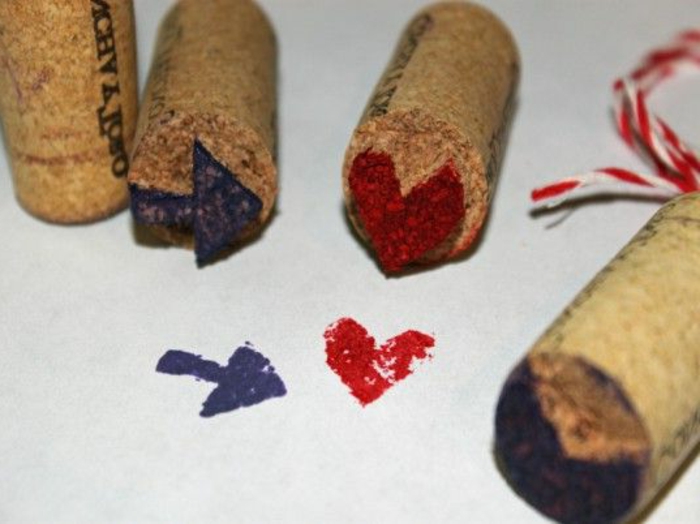 décoration bouchon liège, estampes coeur et flèche faites avec des bouchons de liège