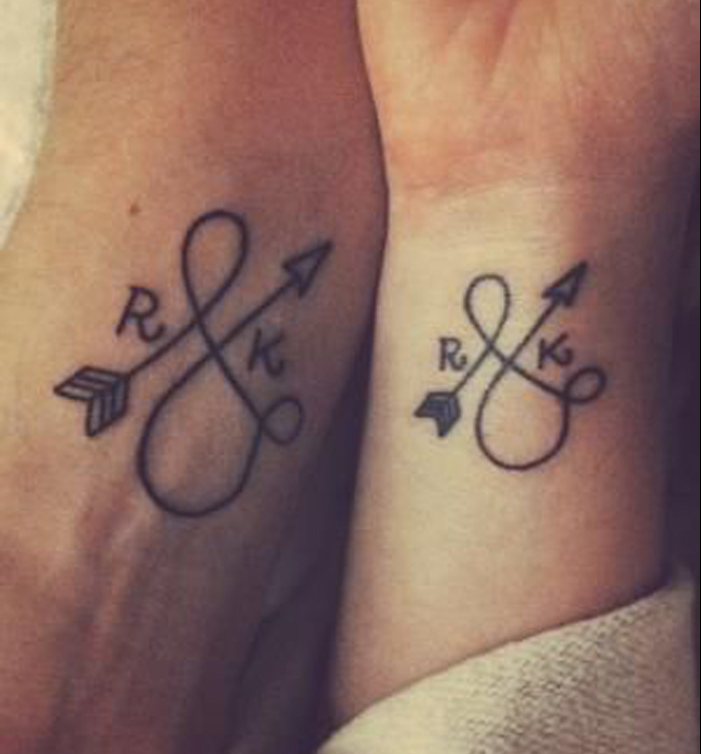 symbole infini tatouage amour poignet initiales flèches