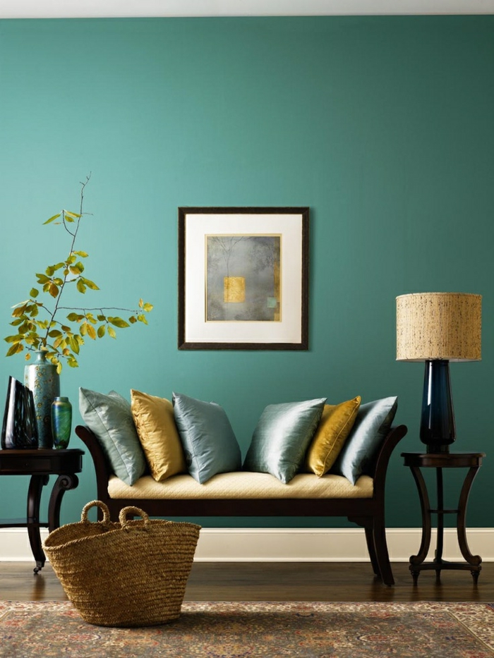 deco bleu et jaune, mur couleur vert d eau, coussins jaunes et bleus, banc en bois, lampe design, panier de rangement, tapis oriental
