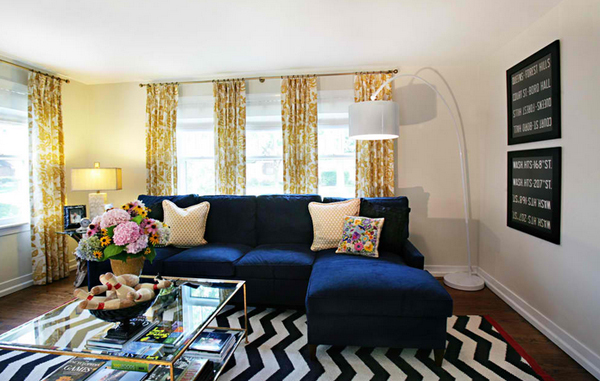 idee deco bleu et jaune, canapé bleu marine, tapis zèbre en noir et blanc, table basse, bouquet de fleurs deco