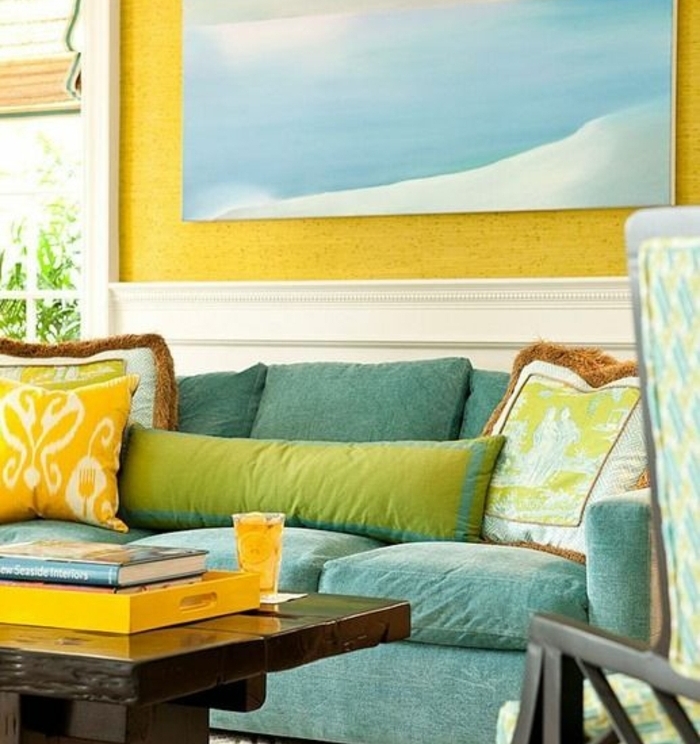 amenagement salon moderne, deco bleu et jaune, table en bois marron, tableau decoratif bleu ciel