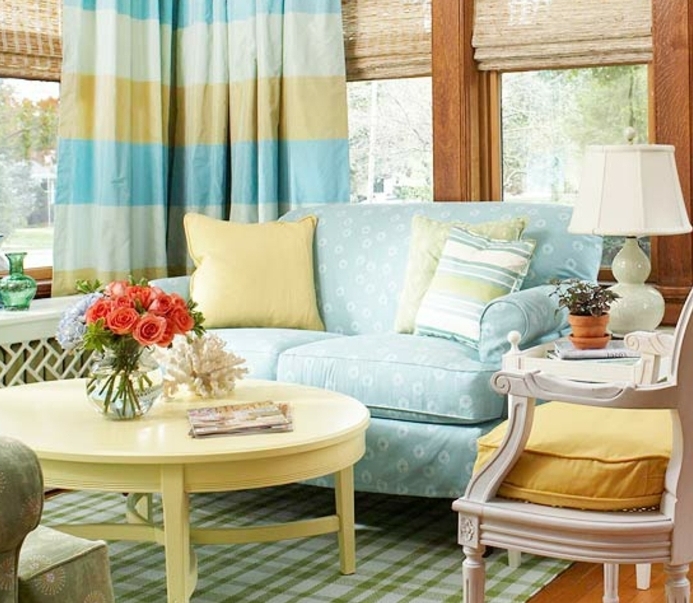 idée comment aménager un salon campagne chic, table basse jaune clair, canapé bleu clair et rideaux à rayures jaunes et bleus, tapis blanc et vert