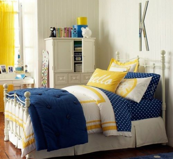deco bleu et jaune, linge de lit, lit métal blanc, mur couleur blanche, lettre decorative, armoire blanc, idée comment décorer une chambre ado