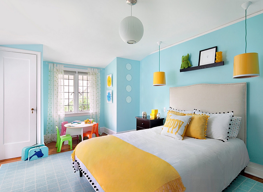 idee comment aménager une chambre ado, déco en bleu et jaune, couverture de lit jaune, mur, tapis bleu, coin de jeux, petite table et chaises enfant, ambiance cocooning