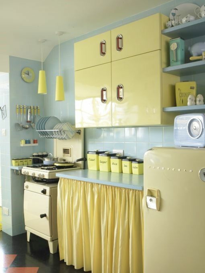 amenagement cuisine deco bleu et jaune, facade cuisine, frigo et cuisinière jaune vintage, carrelage bleu clair, etageres bleues, decoration vintage chic
