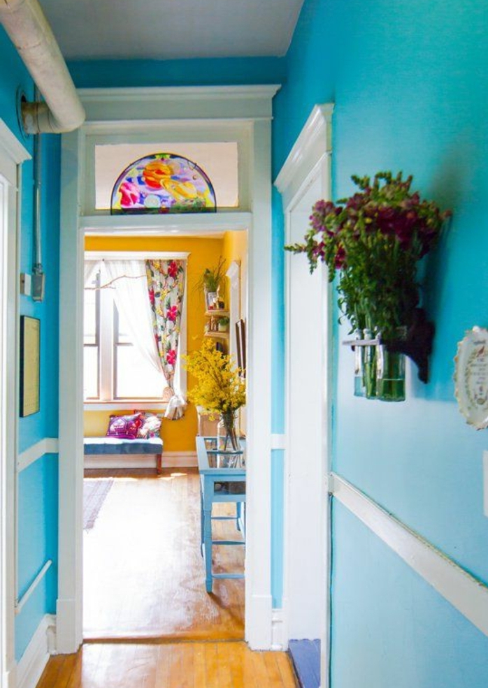 idee deco bleu et jaune, couloir peinture murale bleue, et salon couleur jaune ocre, decoration motifs floraux, parquet en bois clair