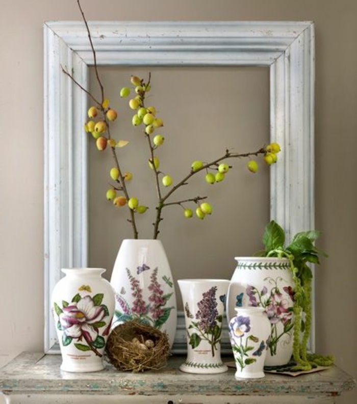 deco cadre vide, un cadre grand format avec vases de fleurs décoratifs et branches, nid décoratif, mur gris