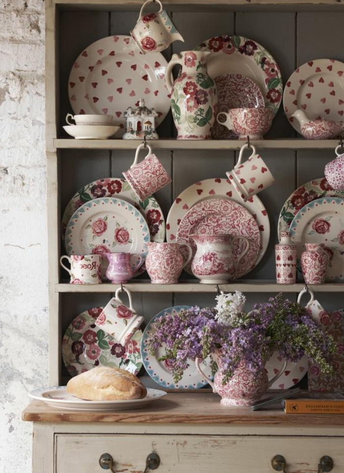 motif campagne chic, vaisselle à motifs floraux, assiettes, tasses, liberty shabby chic, decoration vintage, vaisselier en bois gris