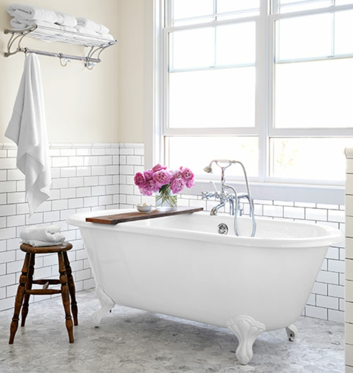 salle de bain deco campagne, baignoire à poser, robinetterie élégante, bouquet de pivoines rose, carrelage blanc, mur couleur blanc cassé