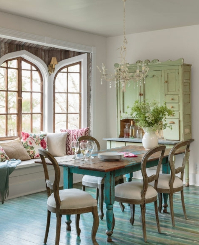 idee decoration campagne chic, salle à manger, table bois, repeint en bleu, chaises en bois, siège fenêtre, coussins multicolores, vaisselier vert pistache