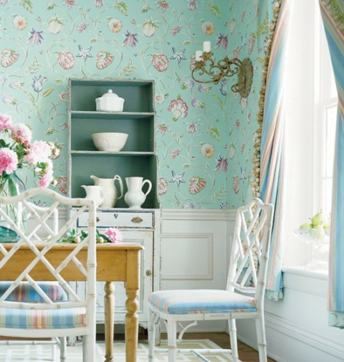 idée deco campagne chic, papier peint bleu pastel à motifs floraux, vaisselier blanc patiné, table et chaises en bois, textiles à rayures, bouquet de pivoines rose