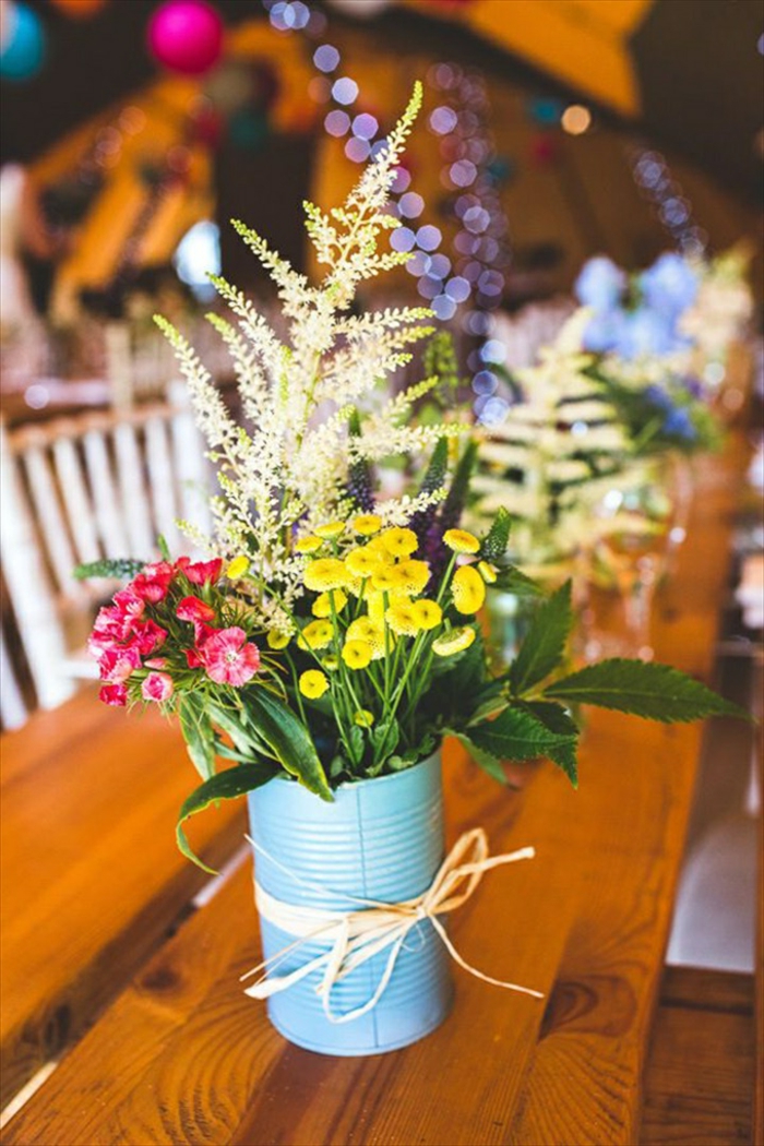 recyclage boite de conserve pour fabriquer un centre de table floral, vase de fleurs bleue avec un bouquet de fleurs champetres, idee deco mariage