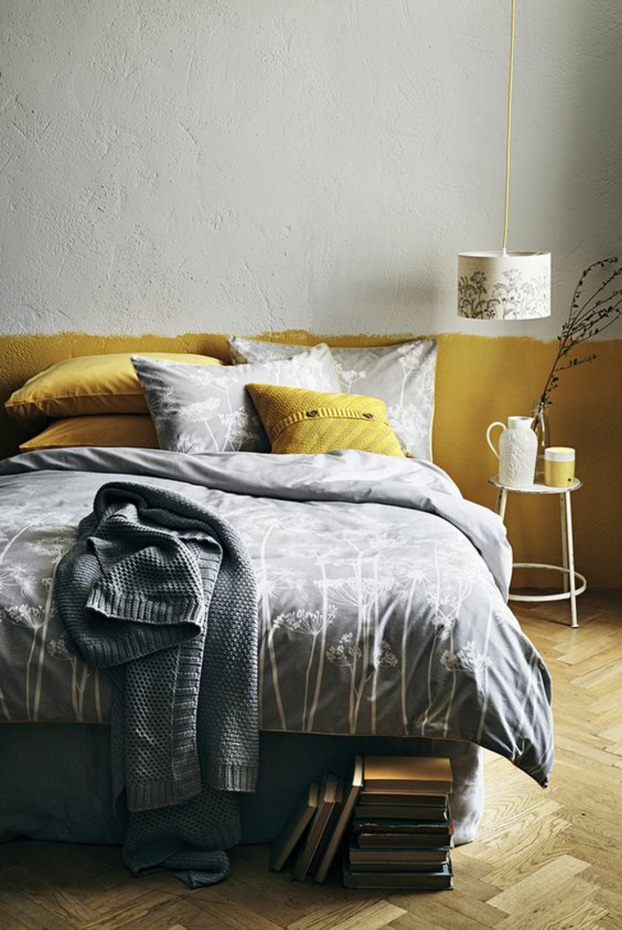 une chambre à coucher gris et jaune ocre à la peinture originale, literie gris et jaune moutarde aux motifs imprimés