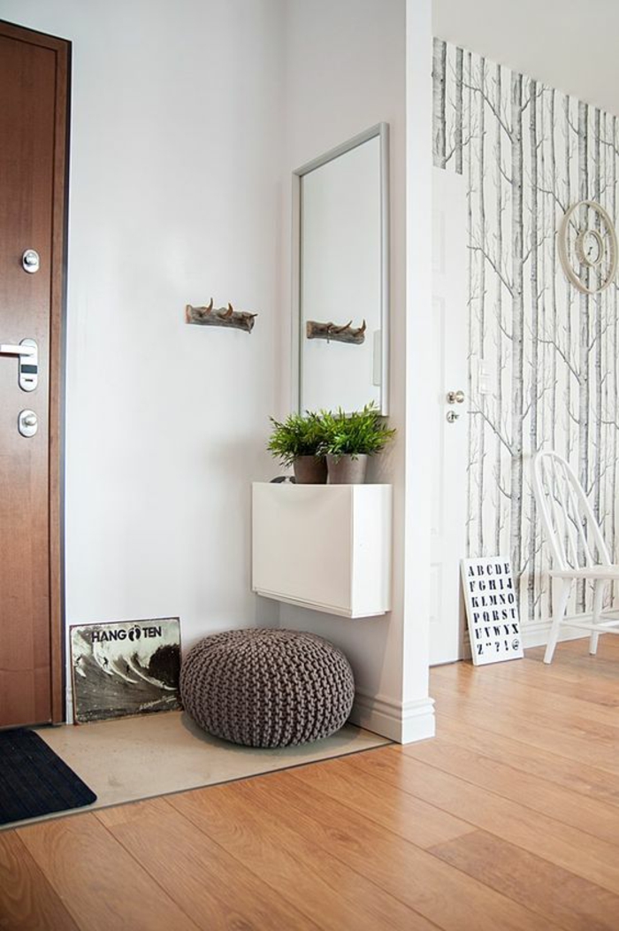 idee deco hall d entree maison avec sol en PVC en marron clair et murs blancs