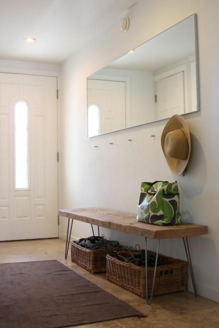 idee deco hall d entree maison avec banc en bois brut et parties métalliques et grand miroir rectangulaire de la longueur du banc