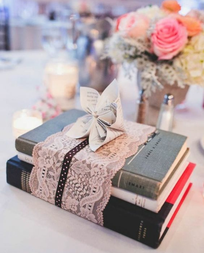piles de livres, enveloppés de bande de dentelle rose, bouquet de fleurs, bougeoirs, idee deco mariage occasion