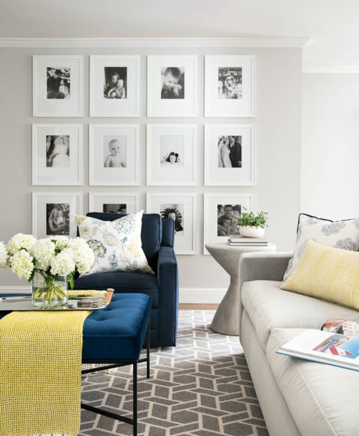 cadre photo personnalisé, fauteuil bleu foncé, coussin jaune, murs blancs, vase en verre, livre