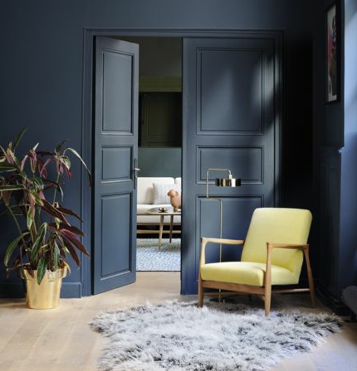 deco salon scandinave, mur couleur bleu gris, chaise en bois, coussin jaune, tapis de fourrure gris, parquet clair, plante