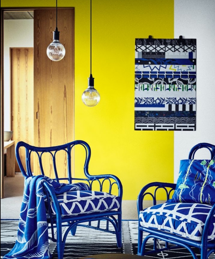 mur couleur bleu et jaune citron et chaises bleues à motifs blancs, suspensions ampoules électriques, deco scandinave