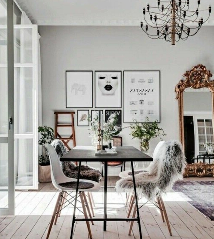 deco campagne, table metallique, parquet en bois clair, chaises scandinaves, fourrure, decoration mur cadres en noir et blanc, grand miroir vintage, suspension baroque
