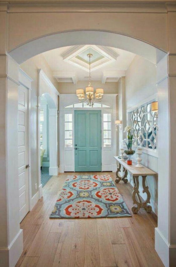 deco hall d'entrée maison dans un style grec avec tapis en turquoise et en orange