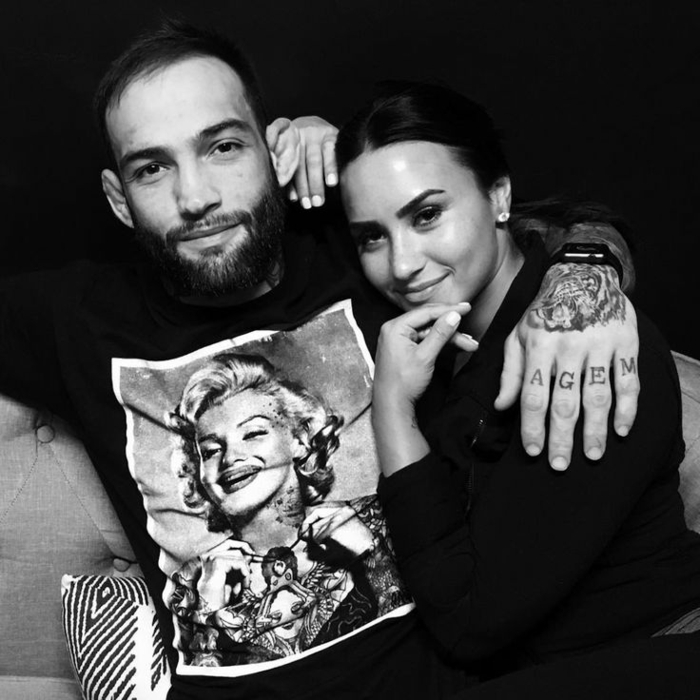la chanteuse pop demi lavato et son nouveau copain le lutteur Guilherme Vasconcelos, photo heureuse de la couple celebre