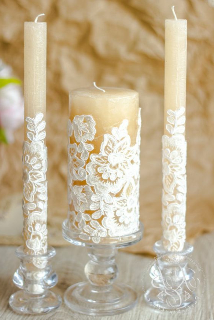 idee deco mariage des bougies customisées de dentelle, un centre de table mariage romantique, table en bois
