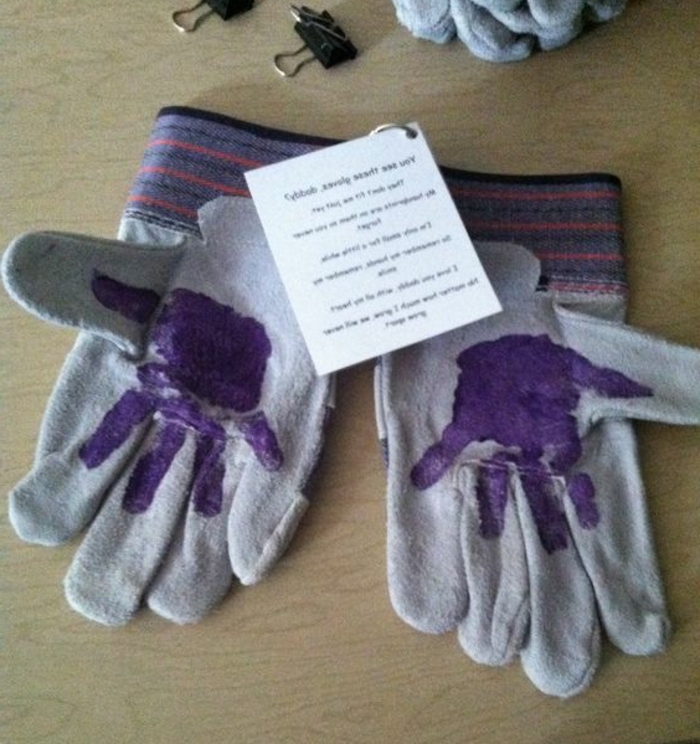 idee cadeau fete des peres, des gants de protection avec des empreintes de main enfant multicolores, bricolage enfant facile
