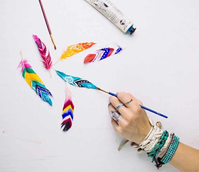 peinture sur plumes d oiseau, motifs amerindiens colorés, activité manuelle adulte facile à réaliser soi meme, que faire quand on s ennuie