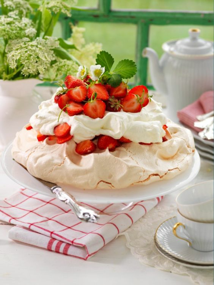 recette de pavlova classique et facile à préparer, gâteau meringué nappé de crème fouettée lègère et fraises 