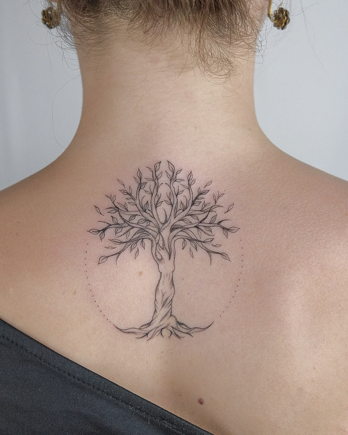 dessin arbre de vie idee tatouage dos femme feuilles racines