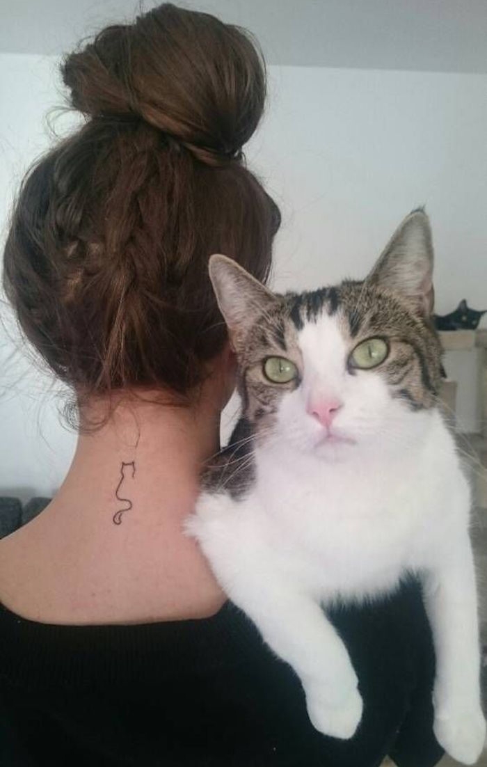 silhouette chat tatouage fin chats amoureux nuque femme tattoo cat