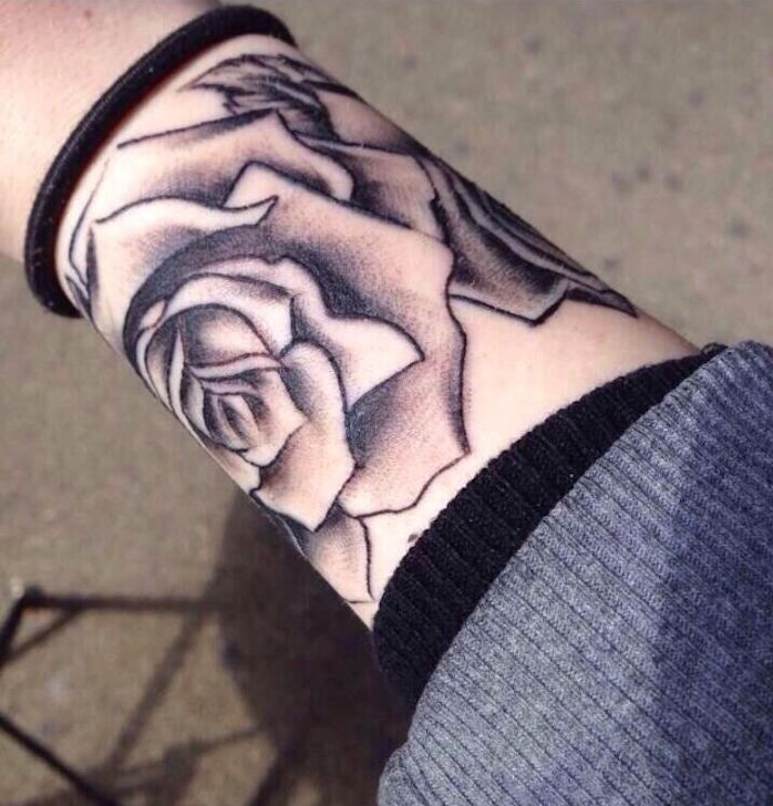 tatouage sur poignet femme rose et fleur noir et blanc idée tattoo
