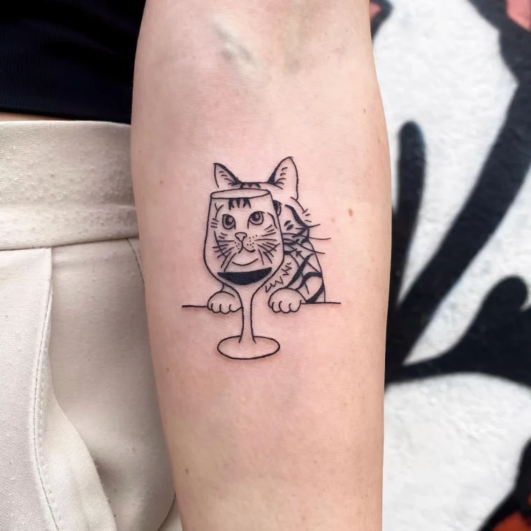 dessin sur bras femme motif chat verre boisson tete pattes