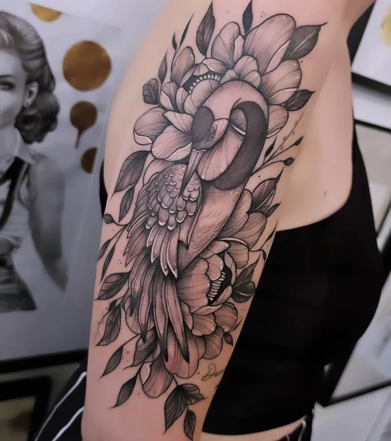 dessin sur peau epaule et bras femme motifs fleurs oiseau tatouage cygne signification