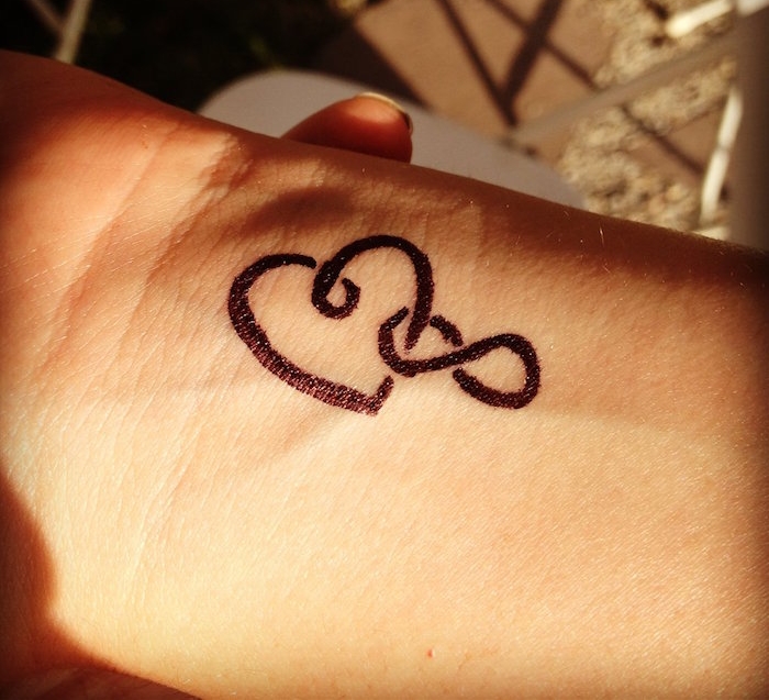 symbole amour eternel tatouage infini coeur tattoo poignet 
