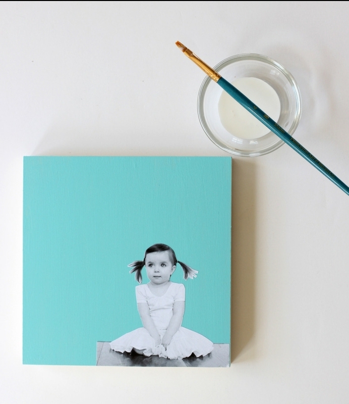 une deco murale, toile bleue avec une photo enfant fille mignonne en noir et blanc collée dessus, cadeau fête des pères à fabriquer