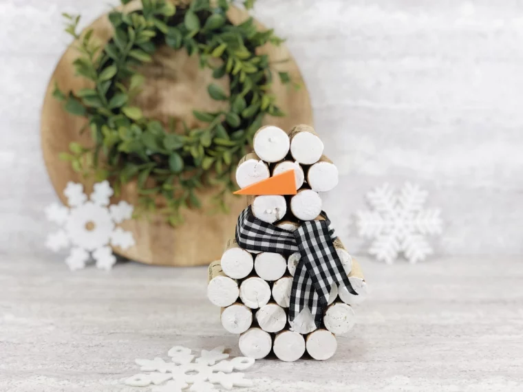 diy figurine bonhomme de neige echarpe tissu carreaux nez papier kraft orange