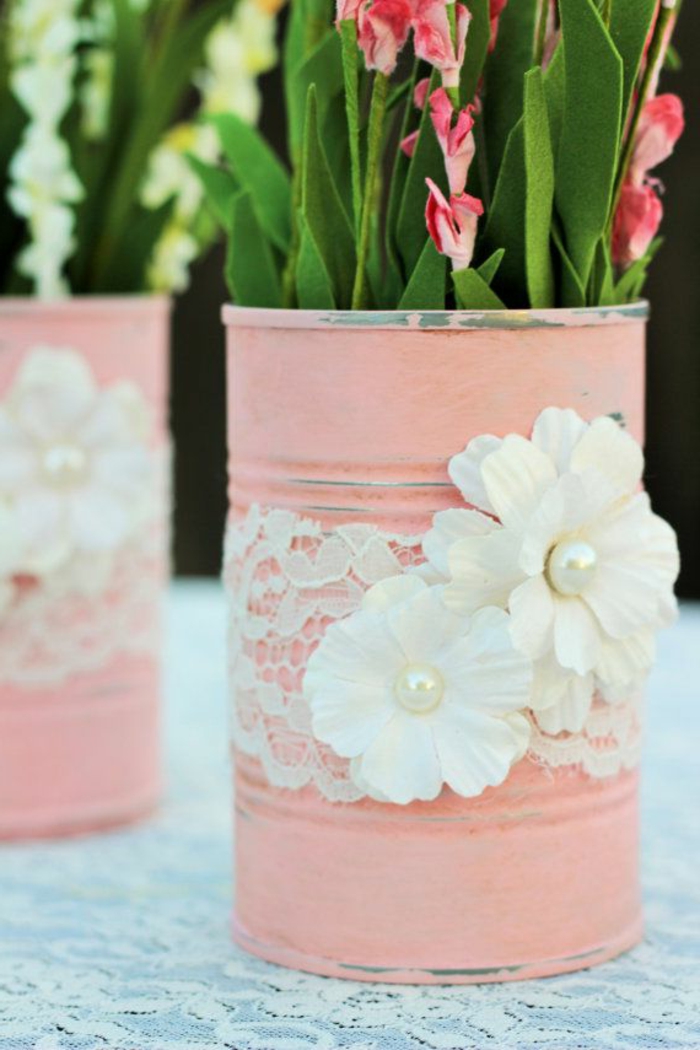 faire un diy pot de fleur à partir une boite de conserve repeinte en rose et customisée de dentelle et fleurs en tissu blancs, bouquets de fleurs, idee deco mariage champetre chic