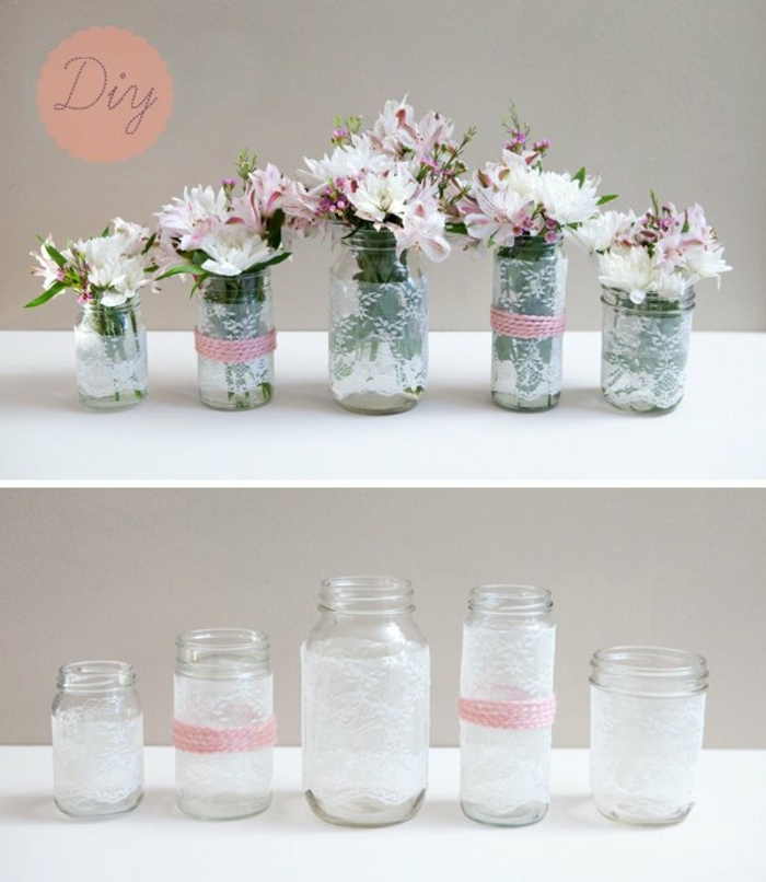 bocal en verre customisé de dentelle blanche et bande de laine rose, bouquets de fleurs, idee deco mariage romantique