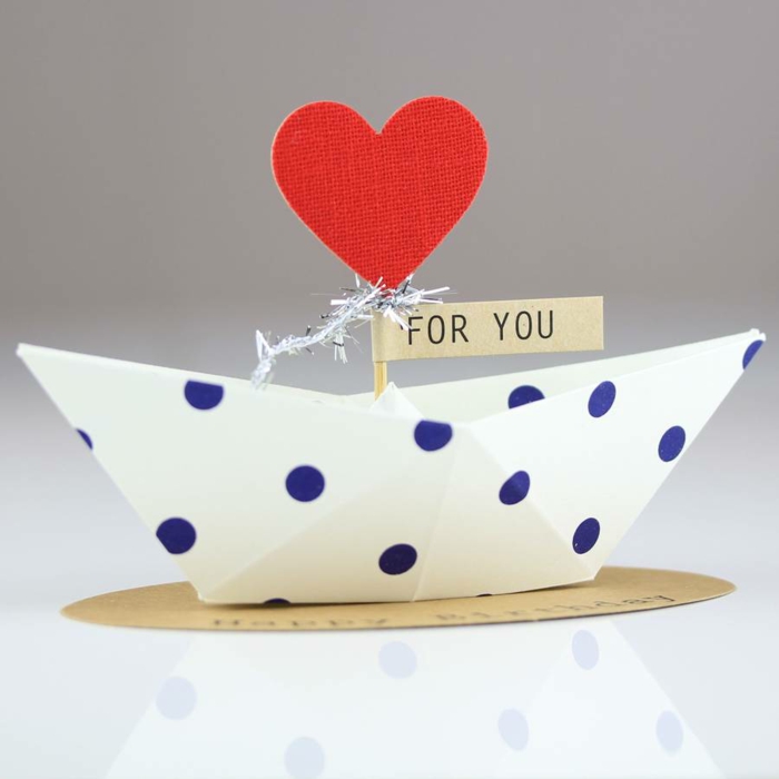 une décoration de table originale pour votre fête, bateau en origami facile