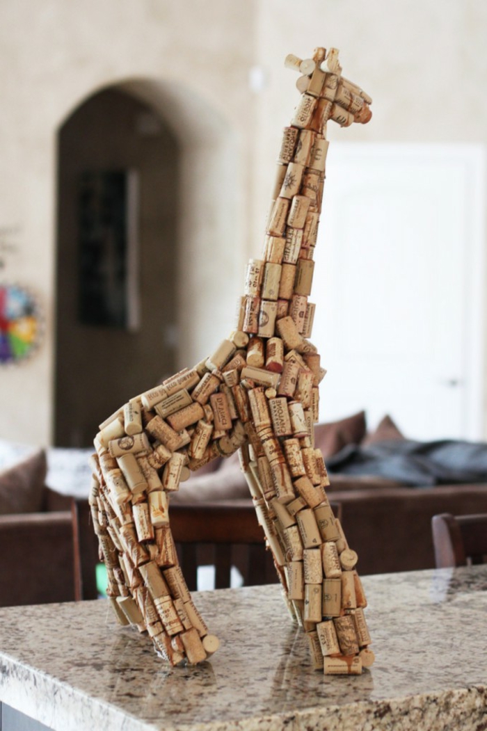 décoration bouchon liège, sculpture de girafe spectaculaire faite avec du papier et des bouchons