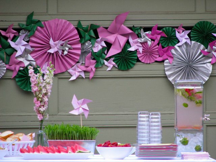 une jolie décoration murale en papier, une guirlande festive en papier, moulin à vent papier en forme de rosace