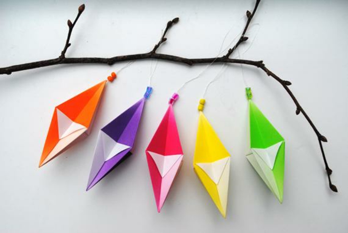un joli pendentif de Noël en origami, décoration en forme de diamant origami