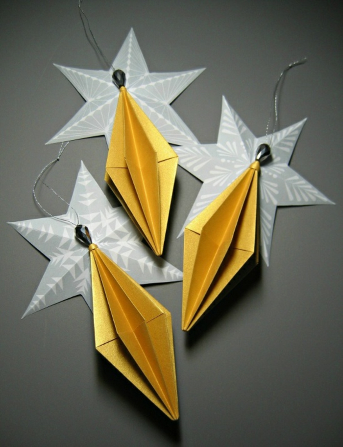 un joli pendentif de Noël en origami, décoration en forme de diamant origami