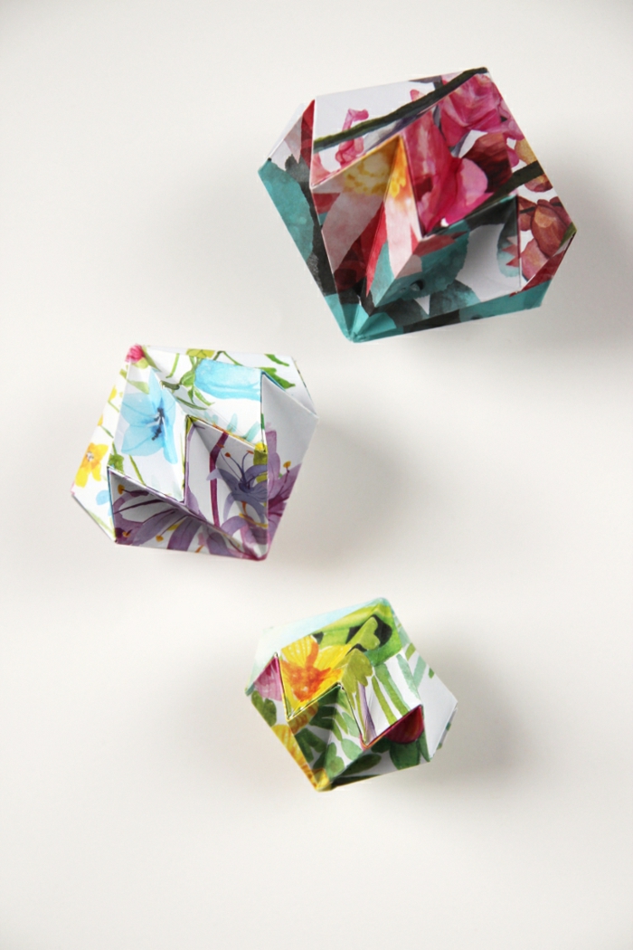 décoration originale en papier à réaliser soi-même, boules de noël diamants en origamie à motifs végétaux 