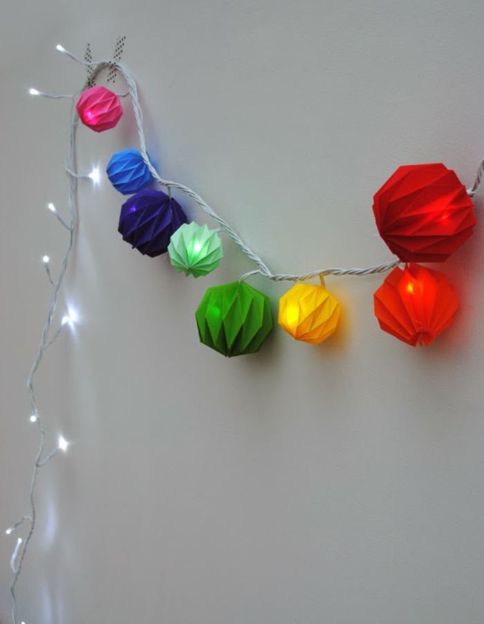 jolie idée pour décorer une guirlande lumineuse en origami facile