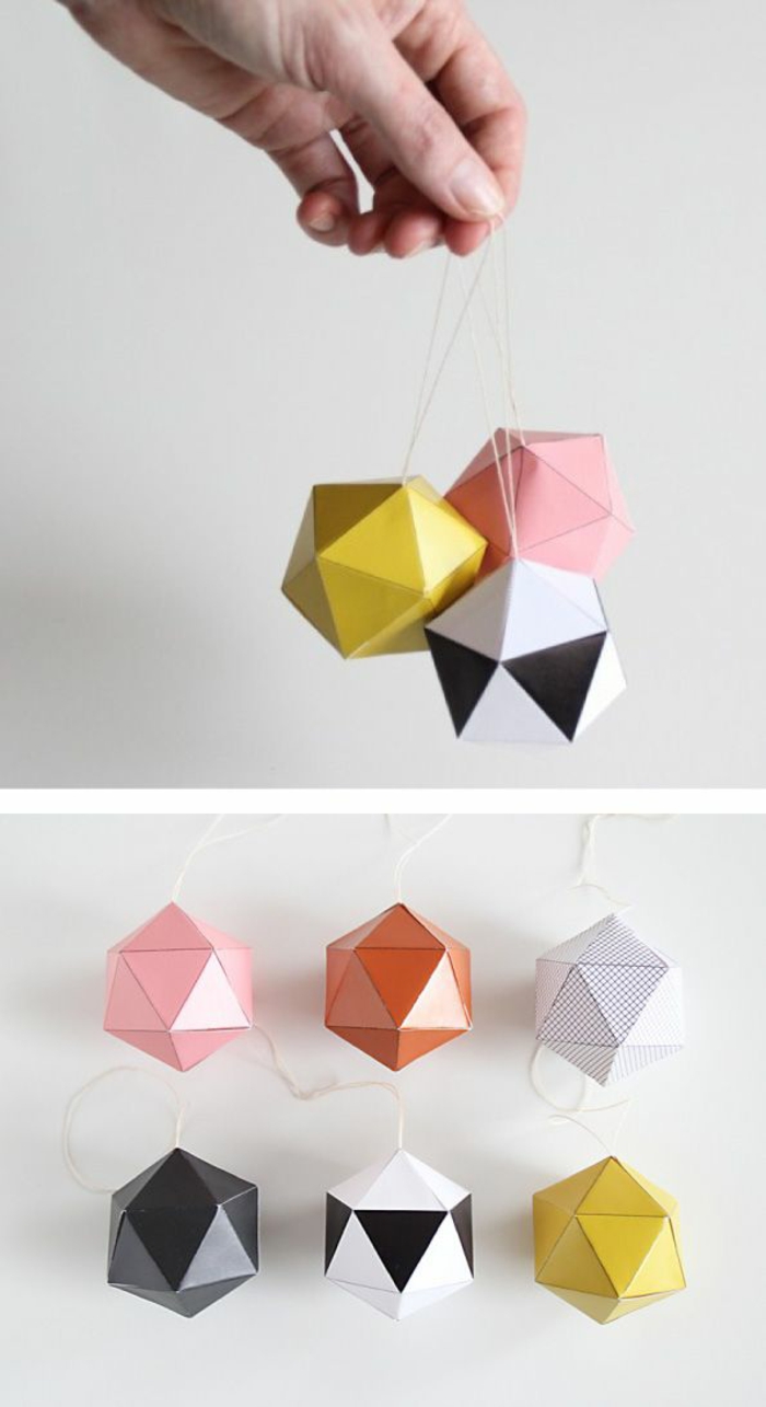 une décoration de sapin façon origami, des diamants origami à suspendre 
